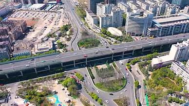 4k航拍城市交通运输高架桥上的车流视频的预览图
